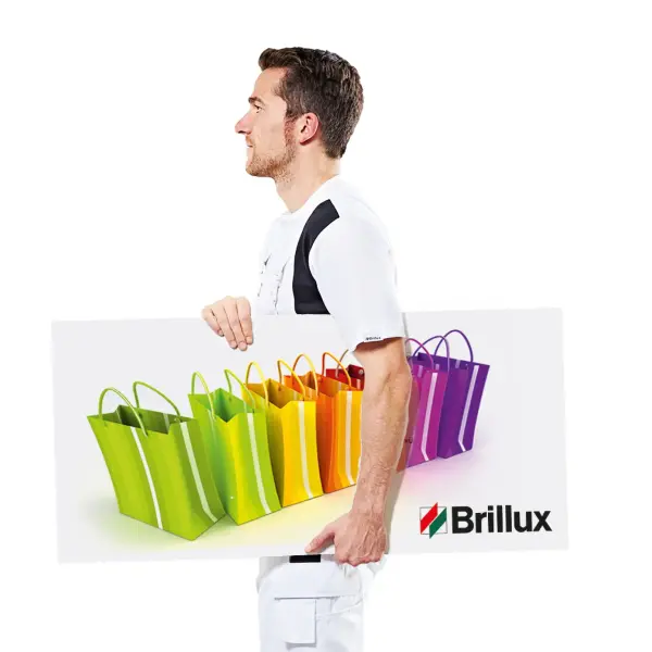 Mann mit großem Gutschein unterm Arm