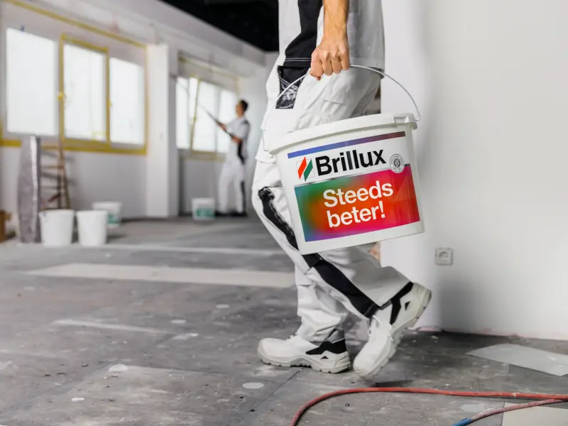 Schilder draagt verfemmer op bouwplaats