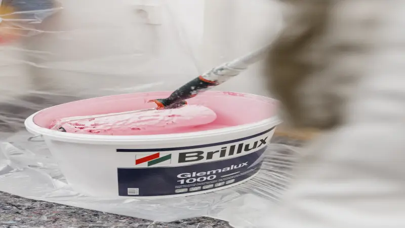 Ansicht Farbeimer, im Hintergrund Maler