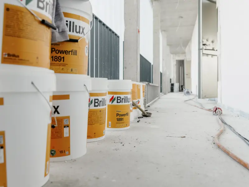 mehrere Powerfill Eimer auf einer Baustelle