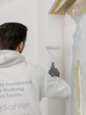 Wand wird gestrichen 