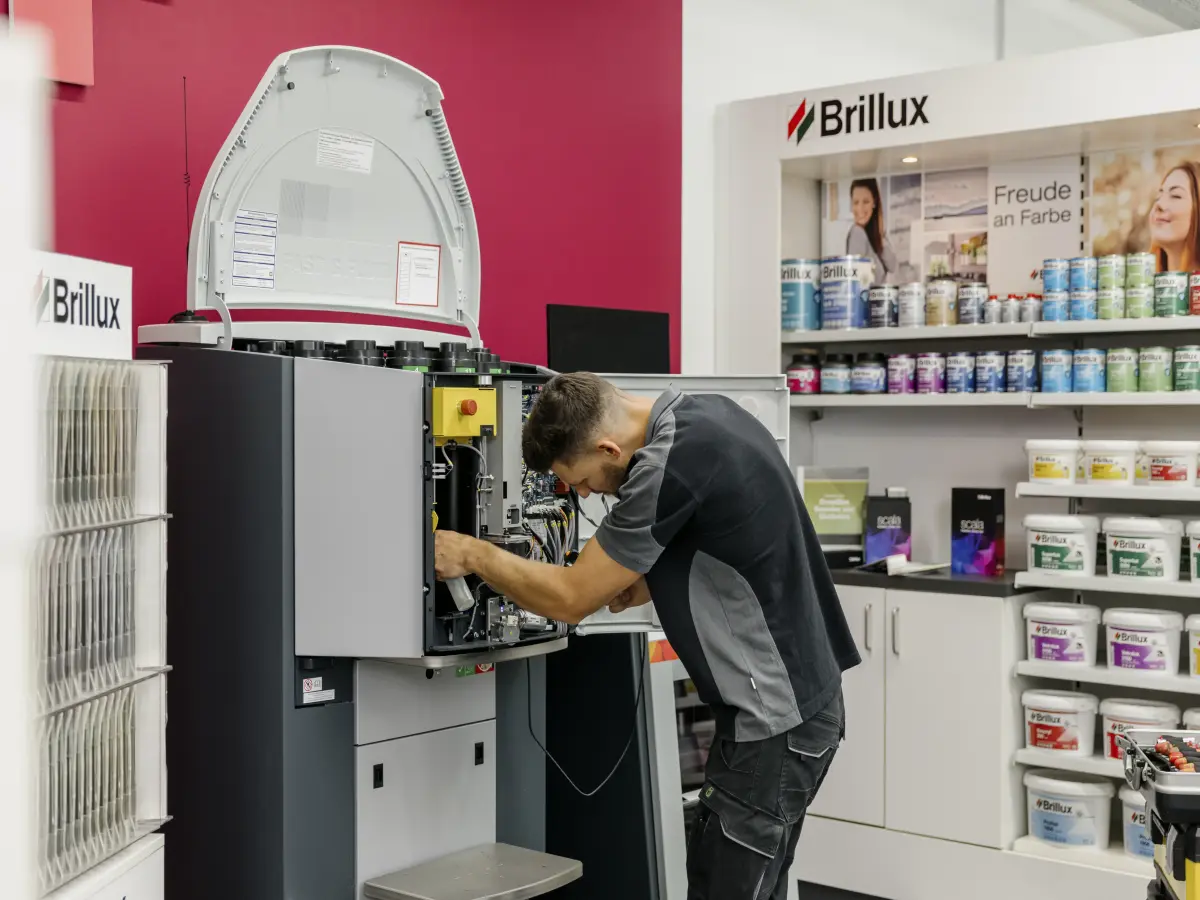 Mann baut Brillux Farbsystem in Niederlassung auf 