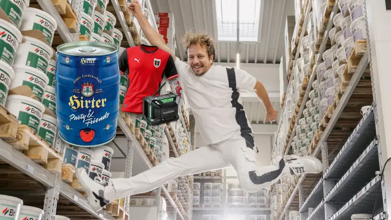 Collage mit einem Bierfass, einem Trikot und einem Radio. Ein Mann springt im Hintergrund und freut sich.