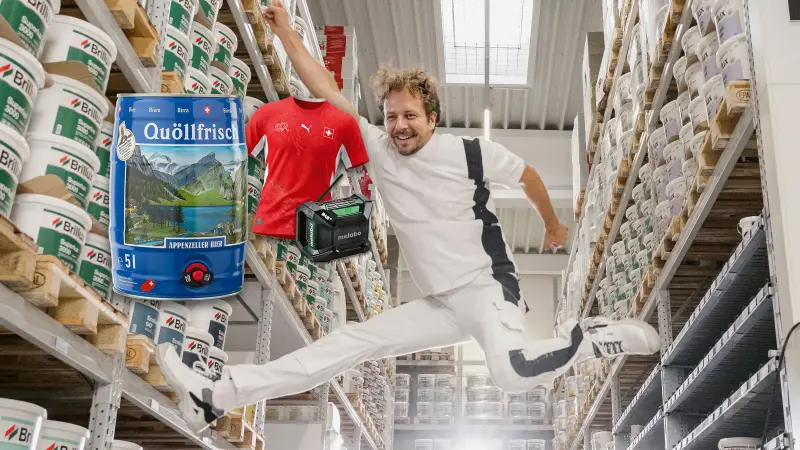 Collage mit einem Bierfass, einem Trikot und einem Radio. Ein Mann springt im Hintergrund und freut sich.