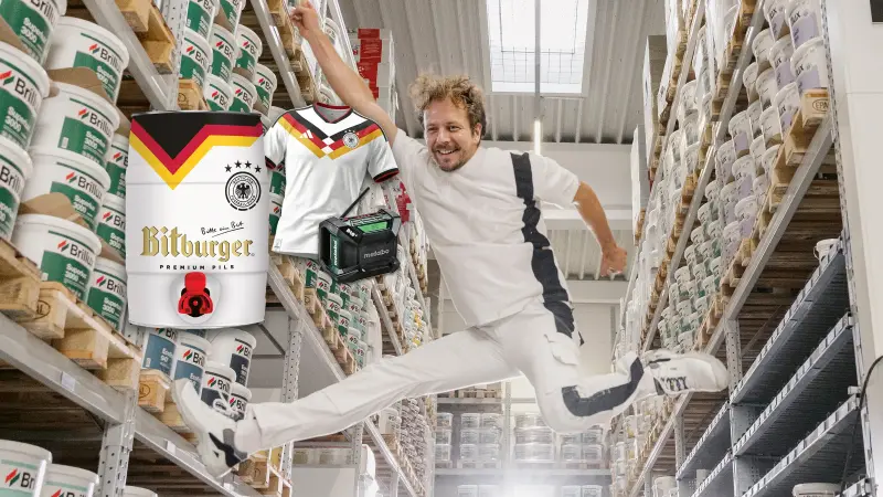 Collage mit einem Bierfass, einem Trikot und einem Radio. Ein Mann springt im Hintergrund und freut sich.