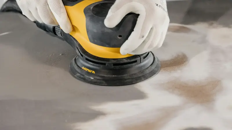 Mirka Schleifgerät fährt über eine Platte