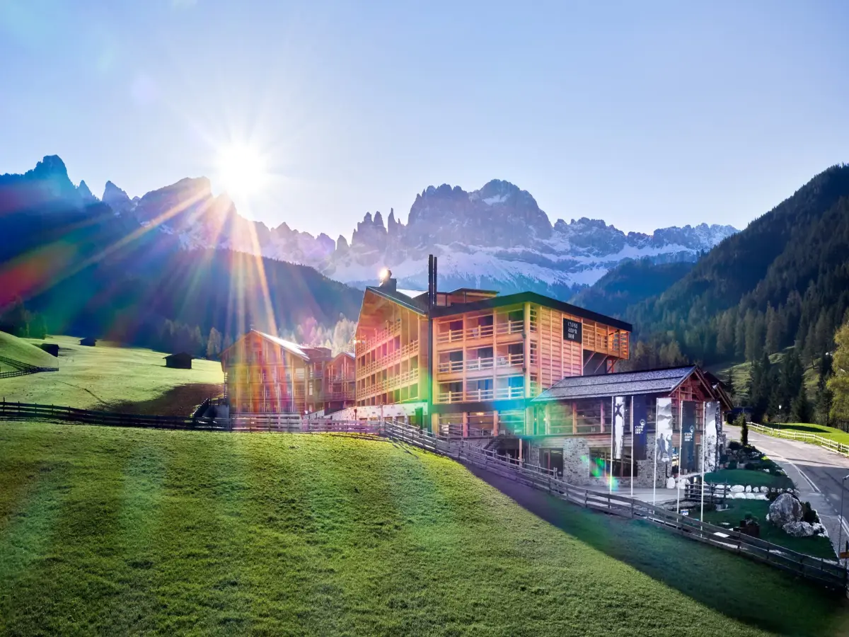 Hotel alpino con il sole sullo sfondo