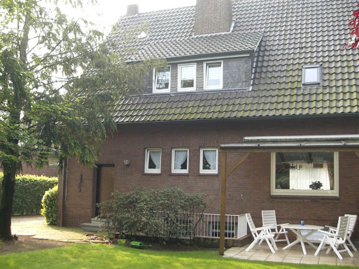 Haus mit roten Klinker und Gartenmöbeln