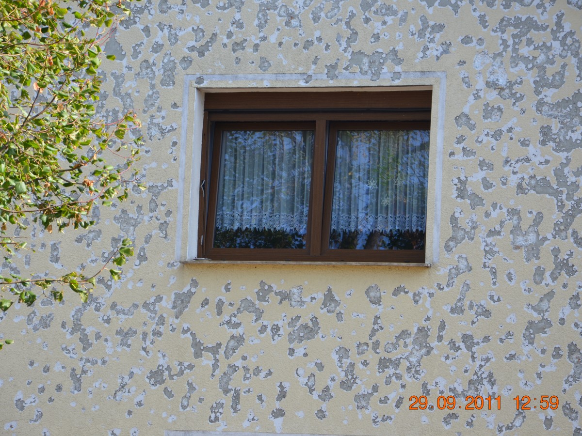 Fassade nach einem Hagelunwetter. Die Schäden sind deutlich zu erkennen.