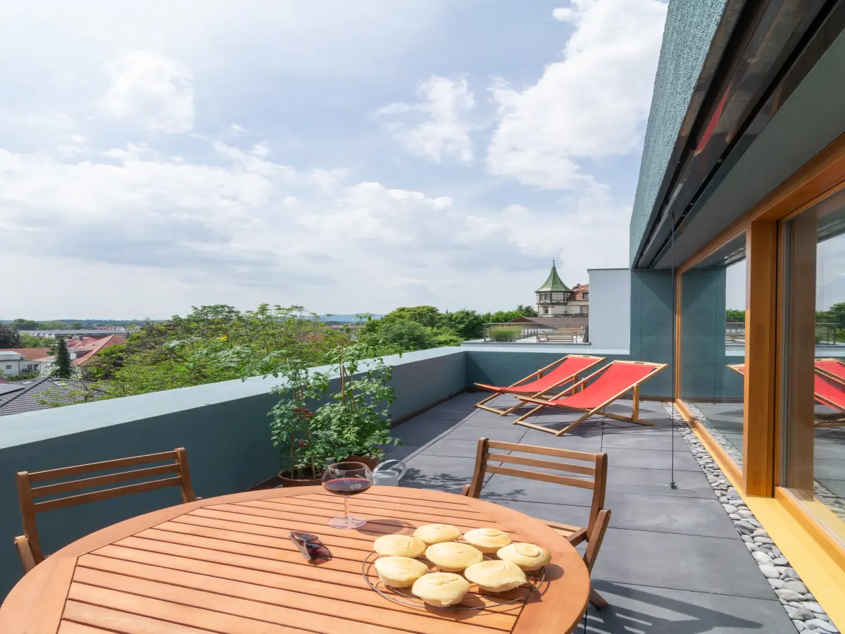 Petrolfarbener Balkon