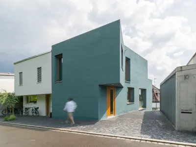 Wärmegedämmtes Haus mit Besenstrichstruktur