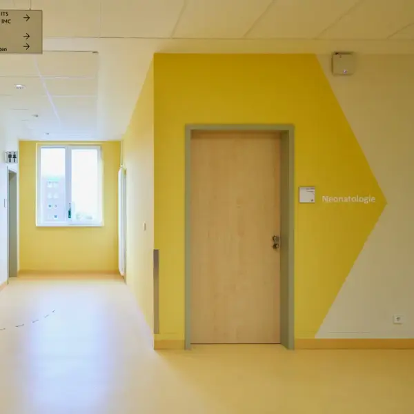 Interieur eines gelben Zimmers mit bunten Wänden