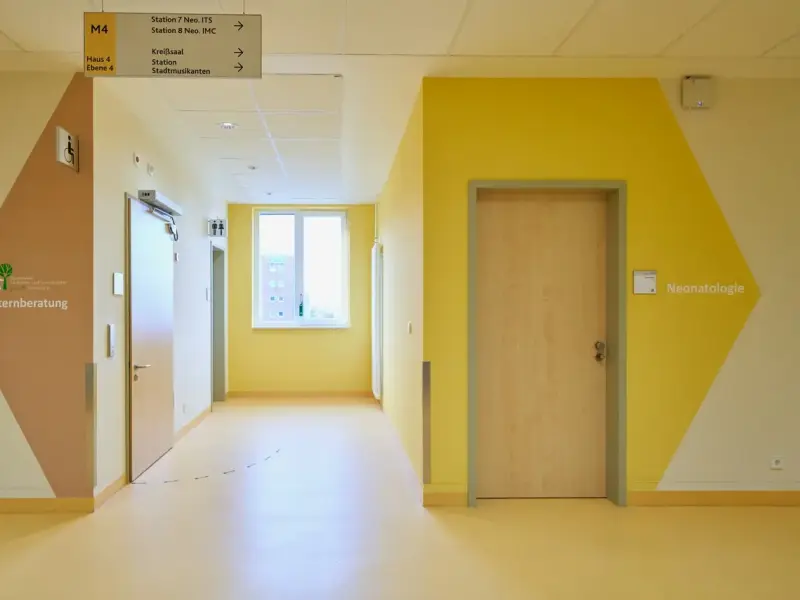 Interieur eines gelben Zimmers mit bunten Wänden