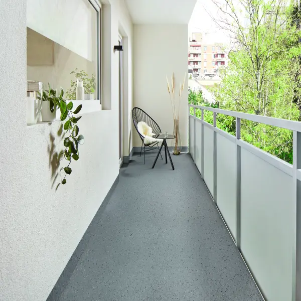 Balkon mit Floortec als grauer Bodenbeschichtung