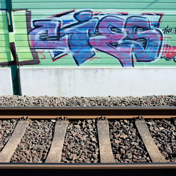 eine Wand mit einem Grafitti darauf