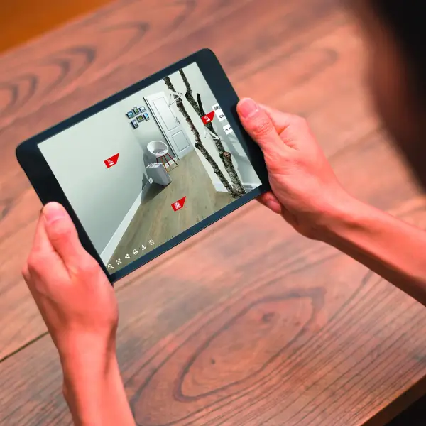 Mann guckt die Farbdesigner App auf einem iPad an