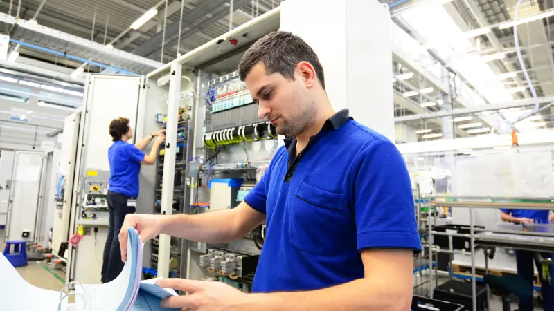 Mann am Arbeiten