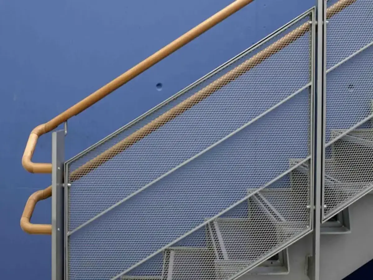 Ein Handlauf in einem blauen Treppenhaus