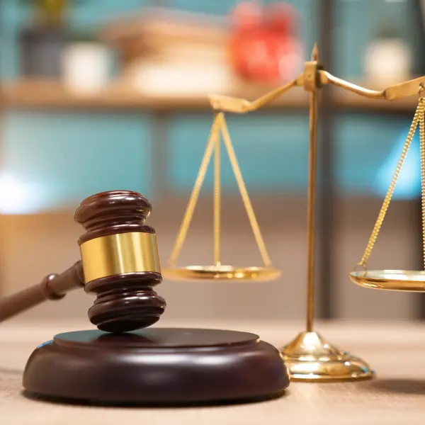 Ein Richterhelm und eine waage