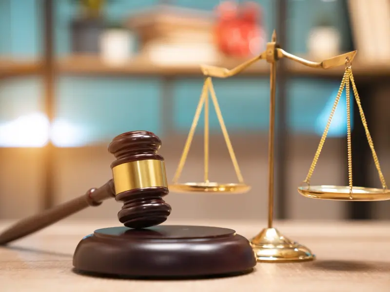 Ein Richterhelm und eine waage