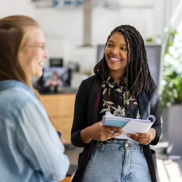 Zwei junge Frauen sprechen miteinander
