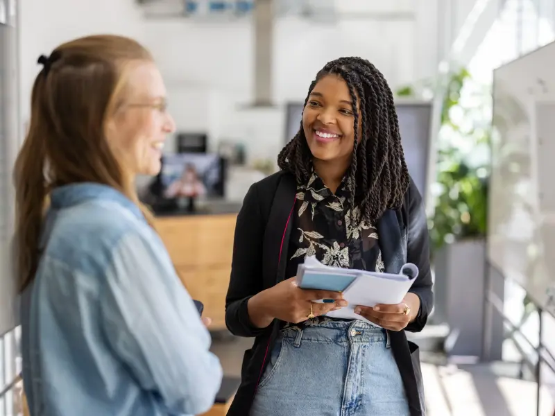 Zwei junge Frauen sprechen miteinander