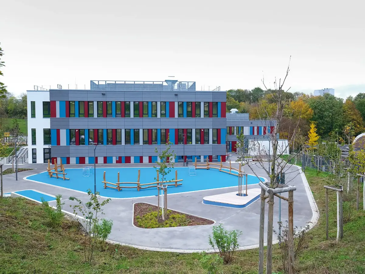 Das Schulgebäude im Gesamtblick