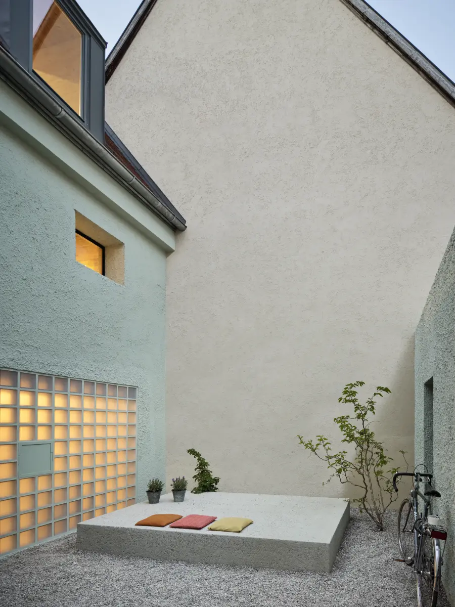 Innenhof mit Sitzfläche und Kissen