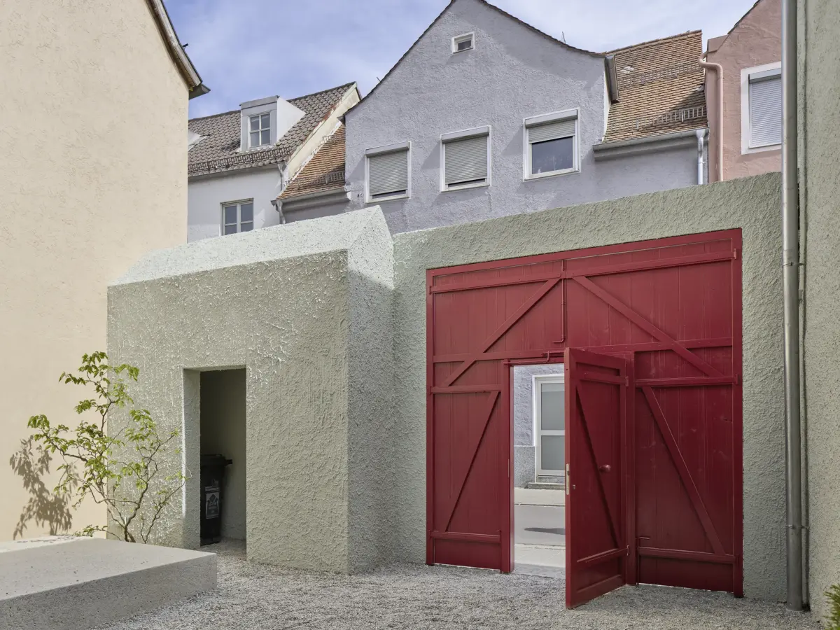 Innenhof mit rotem Tor