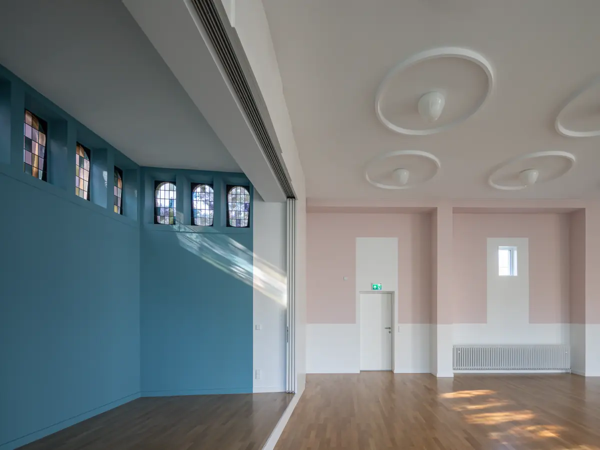 Meeresblaue Wand und weiße Decke