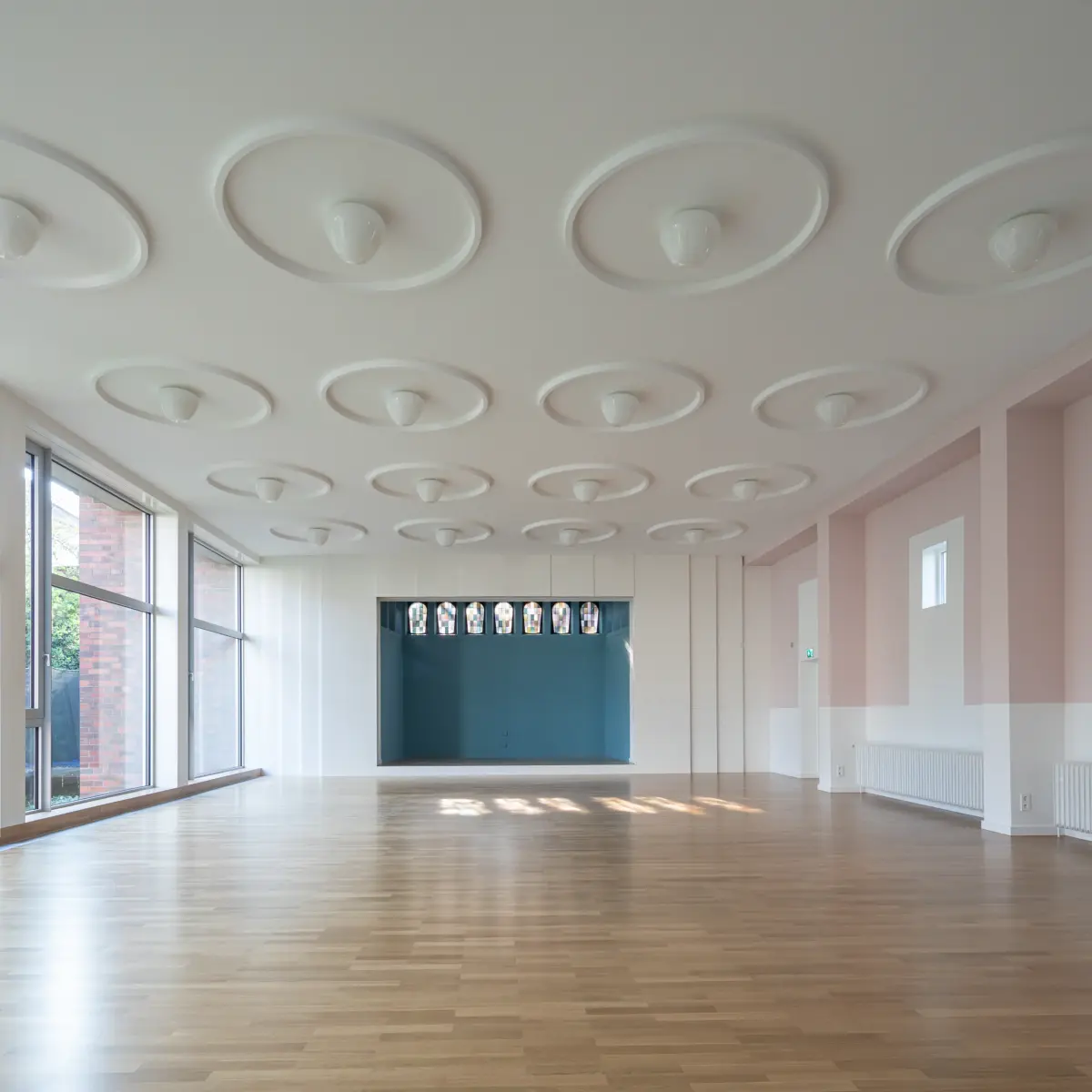 Blick in den Kirchensaal mit weißen Stuckwänden - und decke