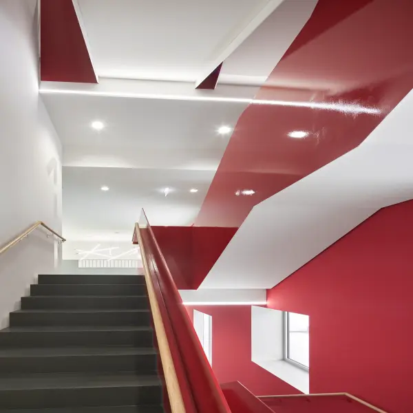 Treppenhaus rot lackiert