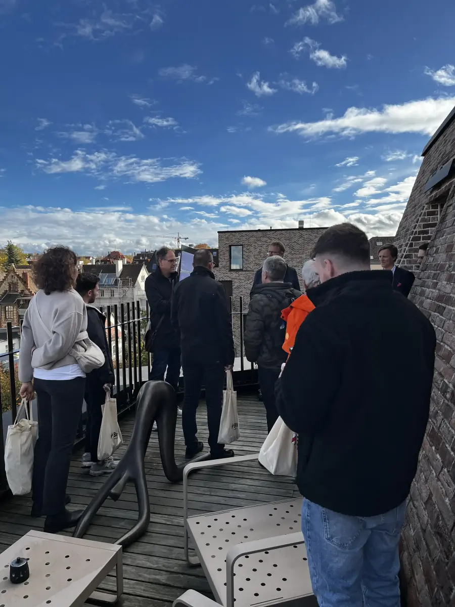 Eine Gruppe von Menschen steht auf einem Balkon.