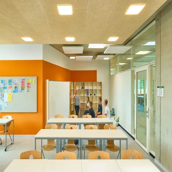 Klassenraum mit orangener Wand