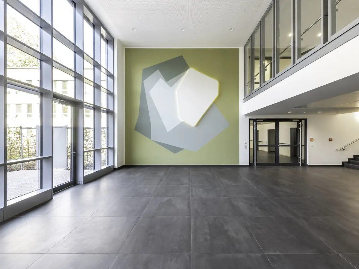 Wandarbeit „Lichtung“ von Caroline Bayer prägt das Foyer 