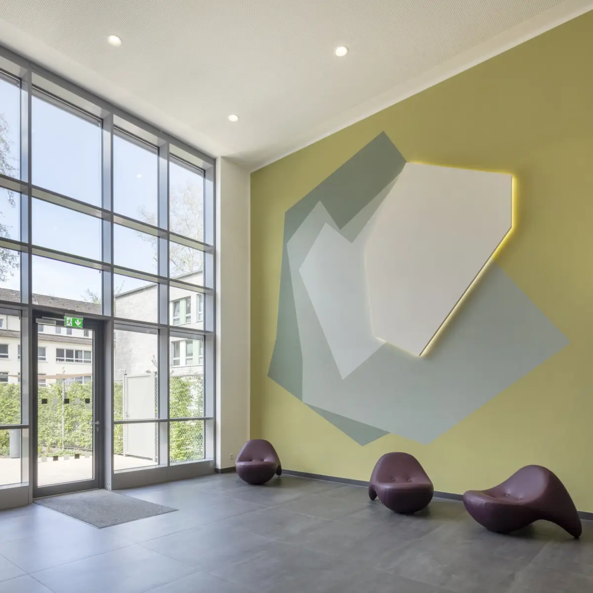 Wandarbeit mit verschiedenen Grünabstufungen im Foyer