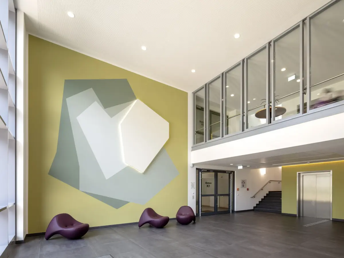 Die große Wandinstallation füllt das ganze Foyer mit Farbe