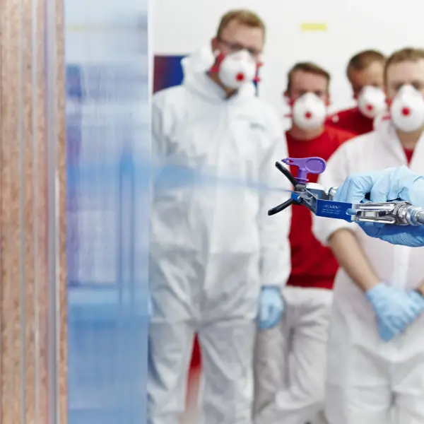 Maler bei der Arbeit mit einer Farbspritzmaschine
