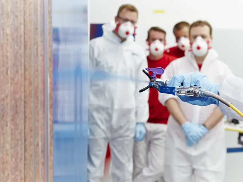 Maler bei der Arbeit mit einer Farbspritzmaschine
