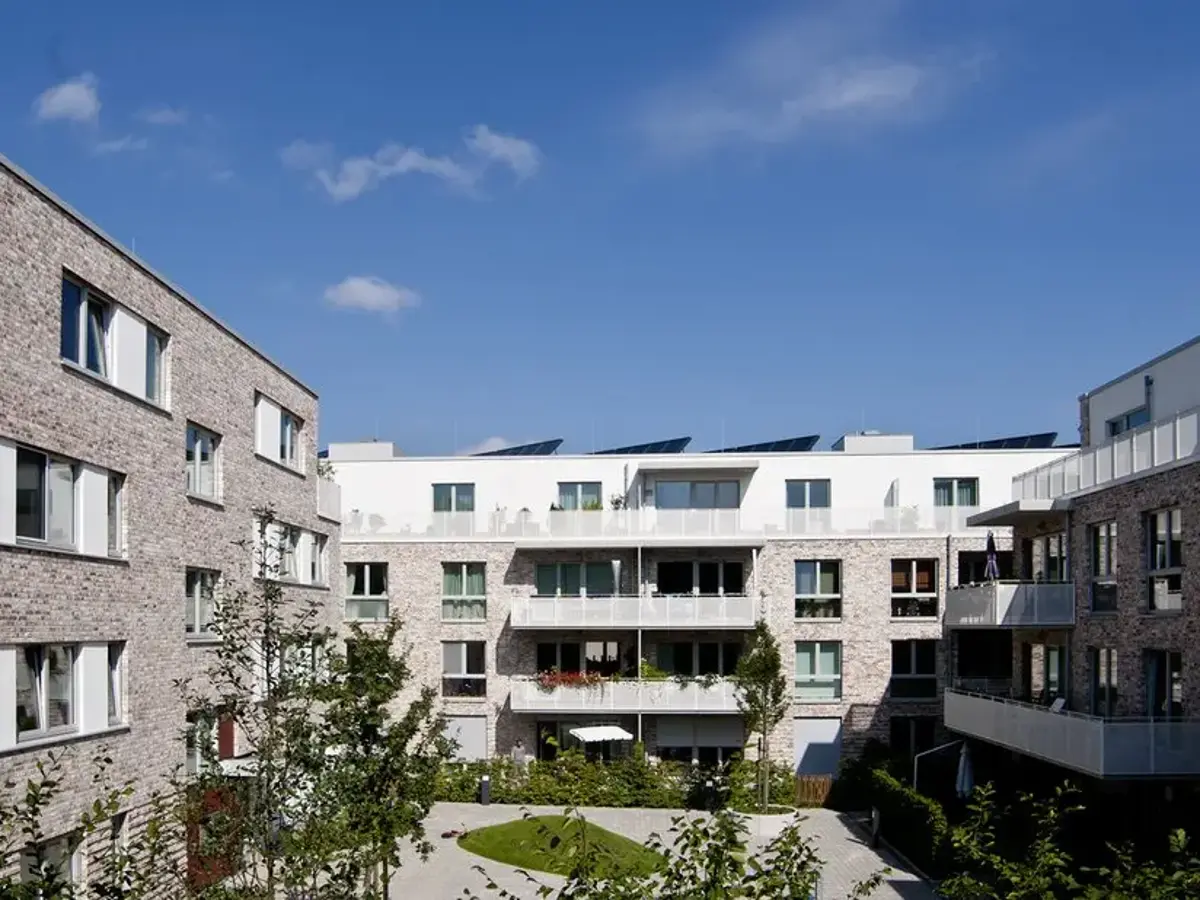 Komplex mit Mehrfamilienhäusern in beige