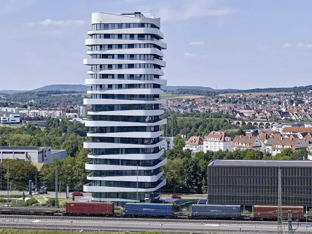 ein hohes modernes Gebäude