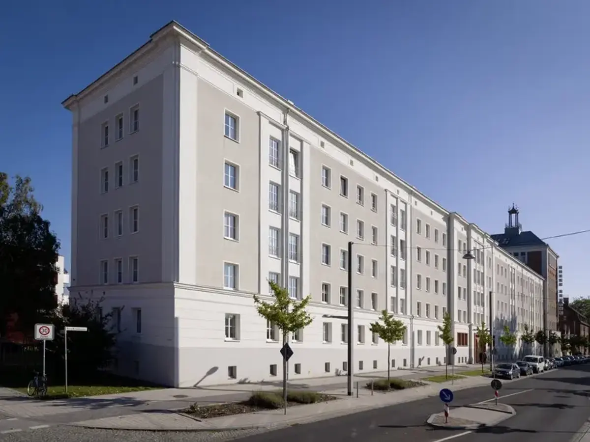 Gebäudeansicht Strassenseite von links 