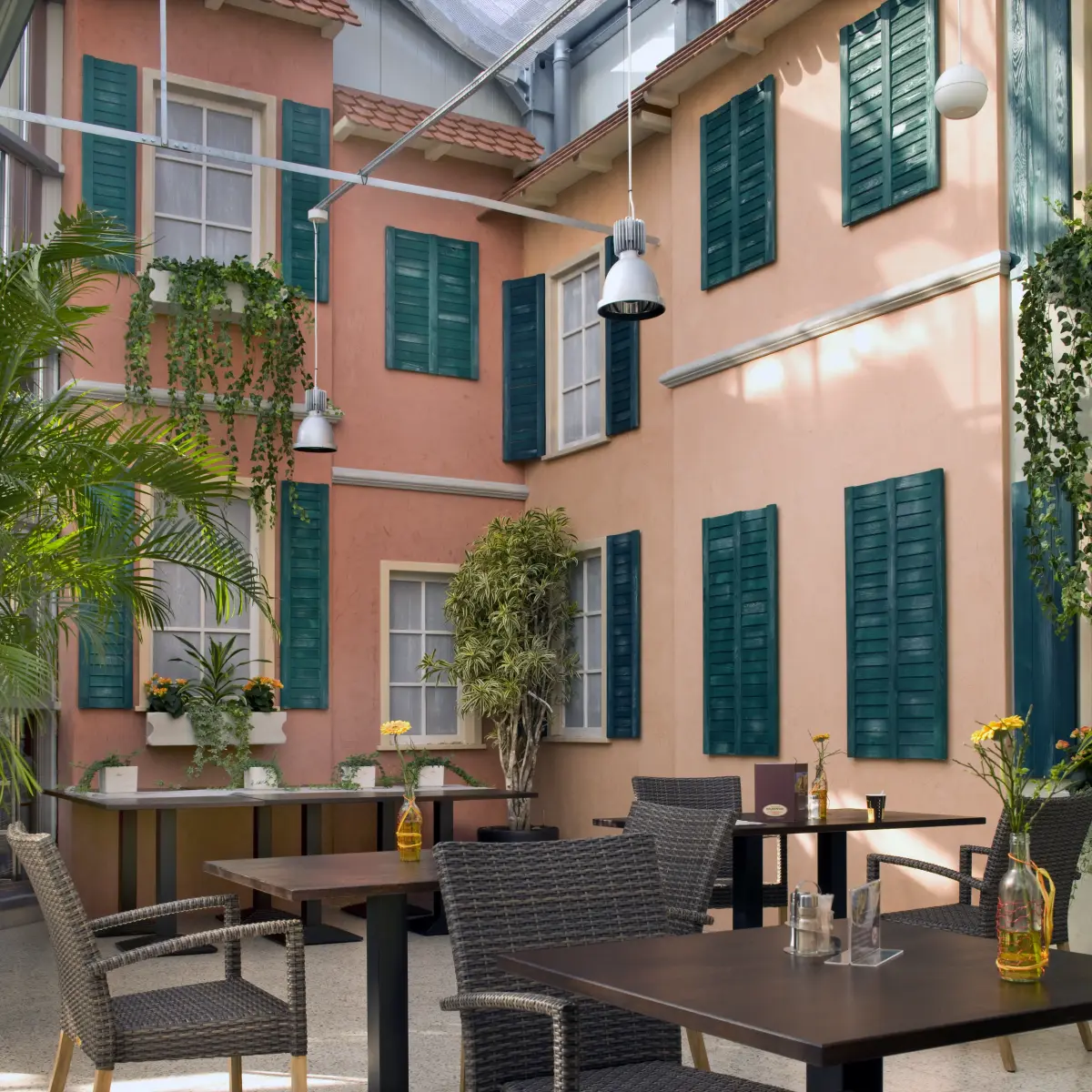 Gastro Mobiliar mit italienischer Kulisse im Hintergrund 