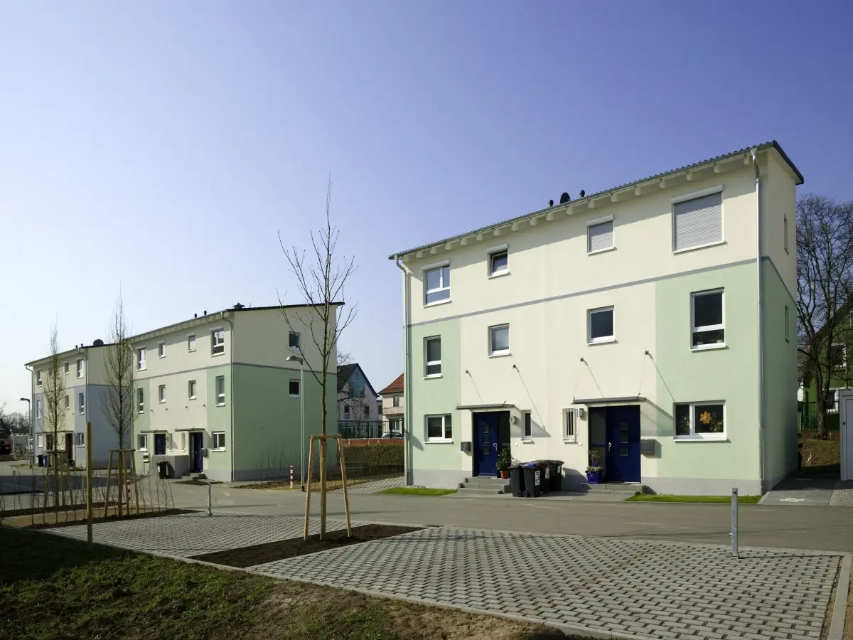 ein Wohnkomplex mit begrünter Fassade