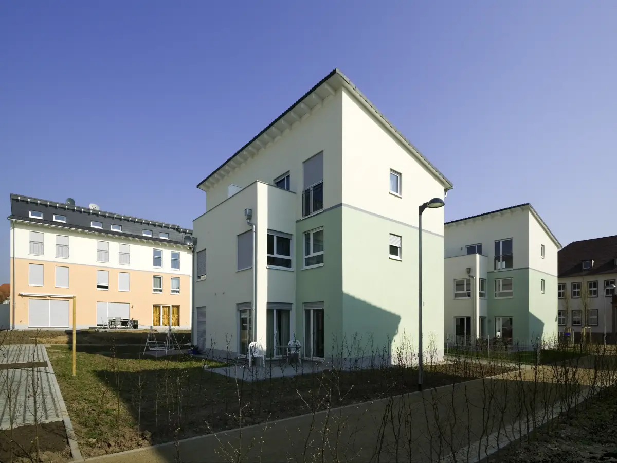 Gebäude mit grüner und oranger Fassade