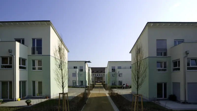 ein Wohnkomplex mit begrünter Fassade