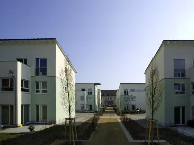 ein Wohnkomplex mit begrünter Fassade