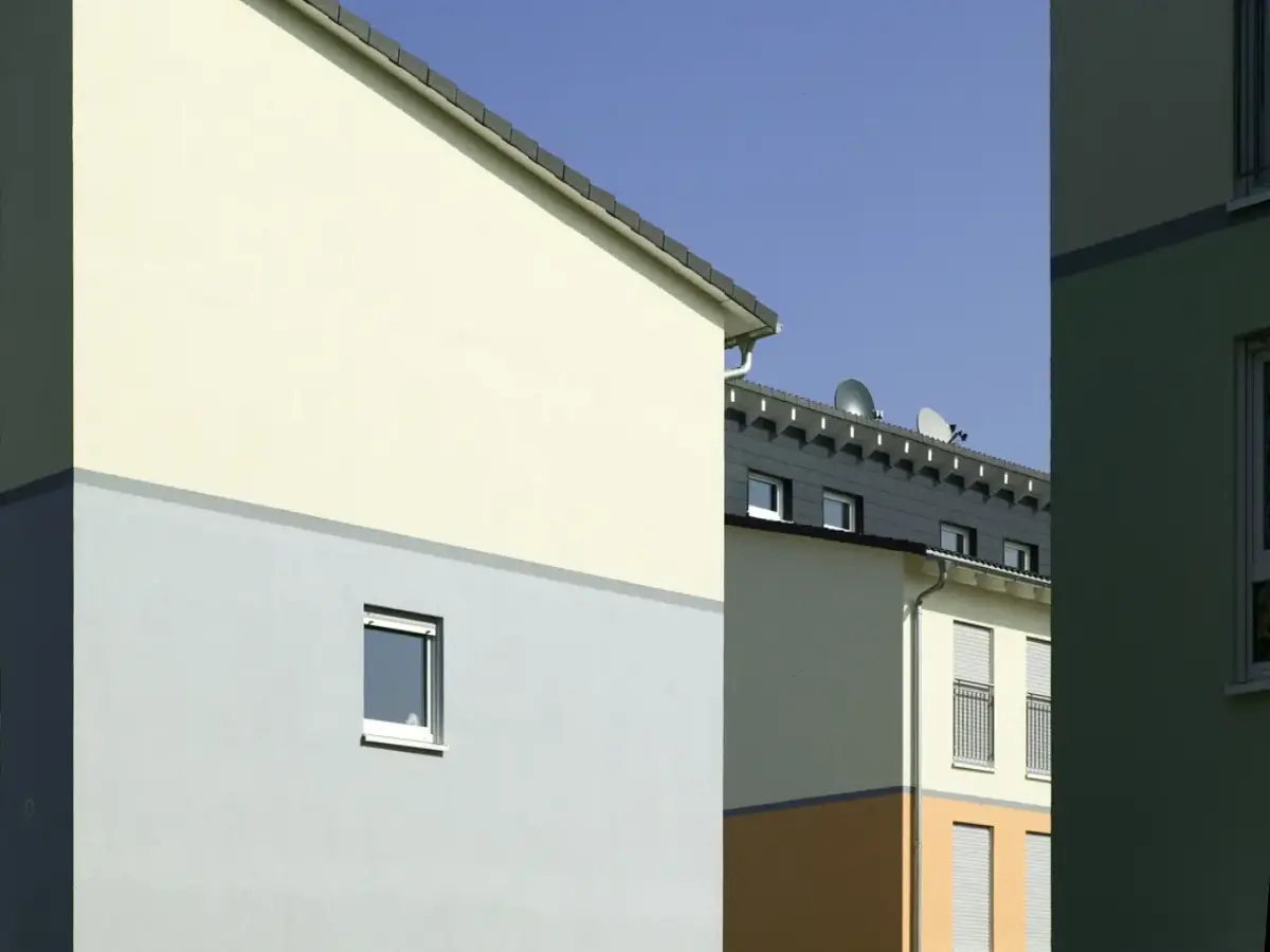 Gebäude mit grüner und oranger Fassade