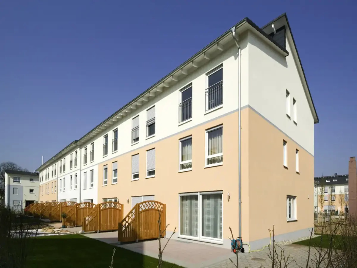 Gebäude mit grüner und oranger Fassade