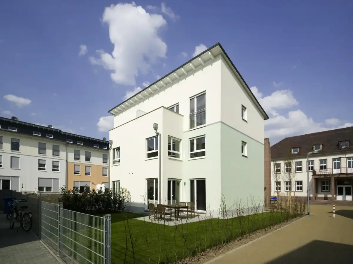 Gebäude mit grüner und oranger Fassade